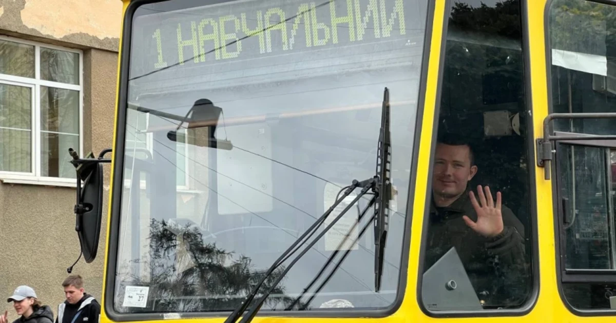 «Я б вдома довго не витримав». Ветеран з Сіверська після втрати ноги опановує професію водія трамваю
