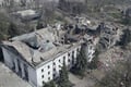 РФ зняла фільм, щоб переписати історію Маріупольського драмтеатру. Що приховує російська версія