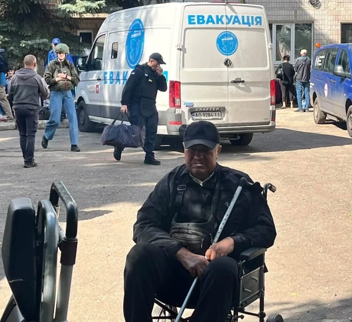 З дев’ятого поверху спускаємо на руках. Як евакуюють людей з Донеччини і чи більшає охочих виїхати