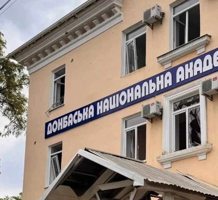 Російські удари по Краматорську зруйнували управління соцзахисту. Постраждали троє людей