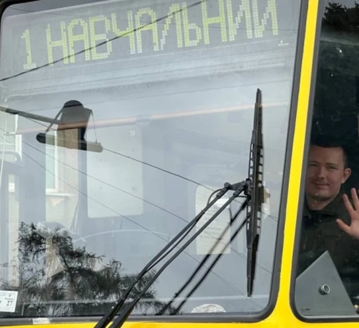 «Я б вдома довго не витримав». Ветеран з Сіверська після втрати ноги опановує професію водія трамваю