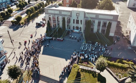 У Жмеринці на площі Миру озвучили прізвища Захисників, які отримали нагороди до Дня Незалежності