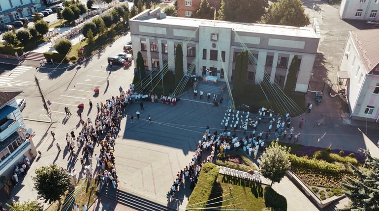 У Жмеринці на площі Миру озвучили прізвища Захисників, які отримали нагороди до Дня Незалежності