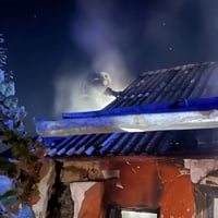 У м. Бар через коротке замикання електромережі загорівся житловий будинок