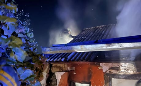 У м. Бар через коротке замикання електромережі загорівся житловий будинок