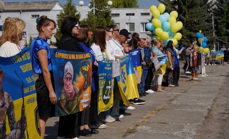 «Ми не припинимо чекати»: у Барі підтримали родини зниклих безвісти та полонених захисників
