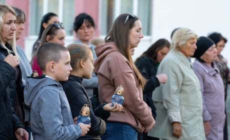 У м. Бар біля фотостели Героїв вшанували пам’ять загиблих Захисників громади