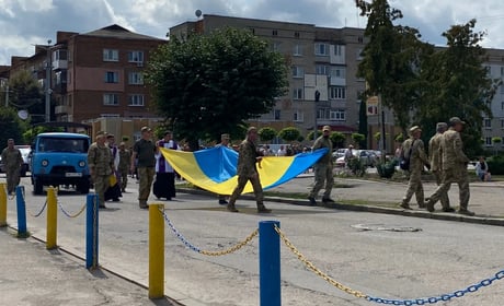 У Барській громаді попрощалися із Захисником Русланом Антонюком, якого майже два роки чекали додому