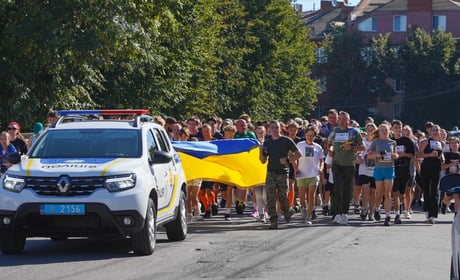 Понад 400 учасників бігли за Героїв: у м. Бар вдруге провели пам’ятний забіг