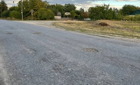 Жовтень прийшов, ремонт — ні: якою дорогою їздять з Бару до Окладного