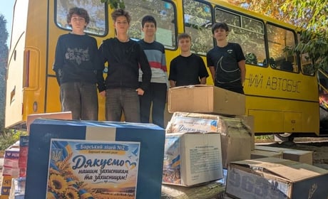 Барські школярі зібрали для захисників теплі речі, солодощі та напої