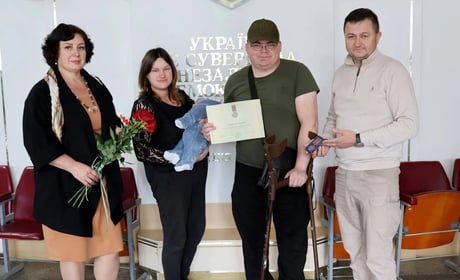 Захисника Дениса Агафонова з Барської громади нагородили відзнакою Президента України