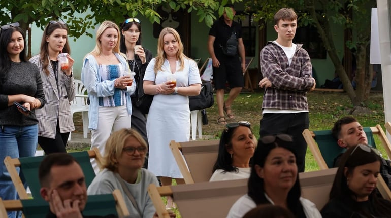 У м. Бар відкрили простір «ПІД МУРАМИ»: творчість, спілкування, смаколики та музика просто неба