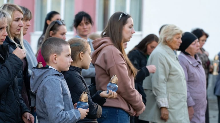 У м. Бар біля фотостели Героїв вшанували пам’ять загиблих Захисників громади