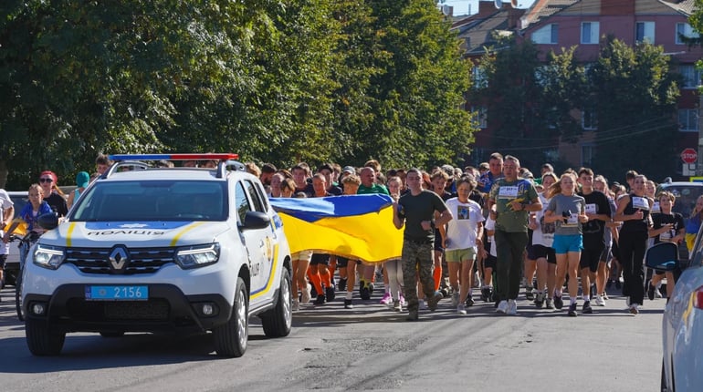 Понад 400 учасників бігли за Героїв: у м. Бар вдруге провели пам’ятний забіг