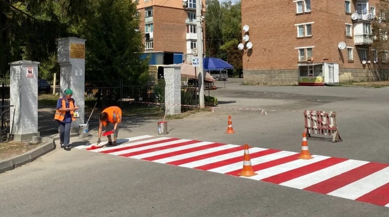 Фотофакт: в Барі оновлюють пішохідні переходи