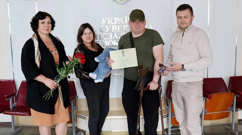 Захисника Дениса Агафонова з Барської громади нагородили відзнакою Президента України