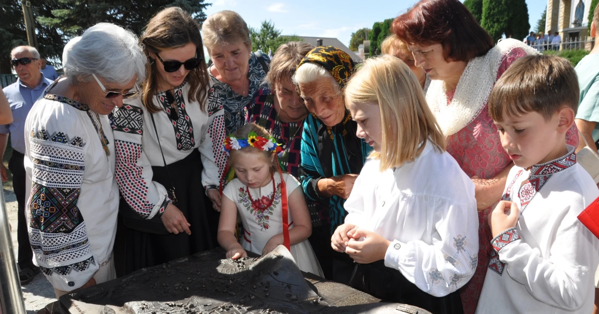 Біла – в бронзі: незвичайний подарунок благодійника рідному селу
