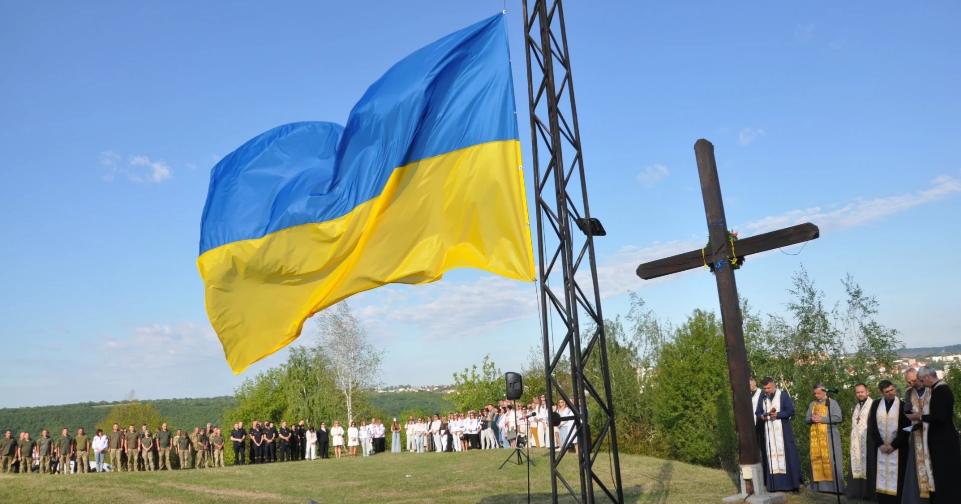 На горі Юрчинських у Чорткові урочисто підняли освячений Державний Прапор України