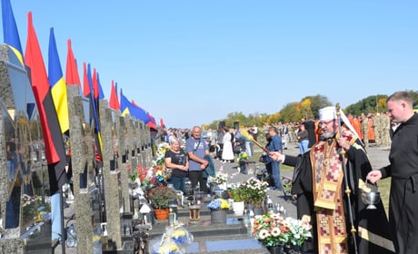 У Чорткові Глава УГКЦ Преосвященний Святослав посвятив пам’ятники загиблим Героям