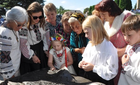 Біла – в бронзі: незвичайний подарунок благодійника рідному селу