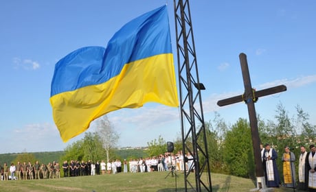 На горі Юрчинських у Чорткові урочисто підняли освячений Державний Прапор України