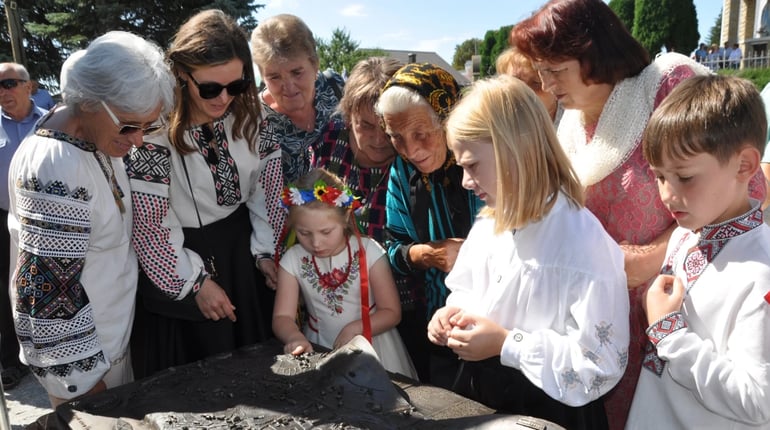 Біла – в бронзі: незвичайний подарунок благодійника рідному селу