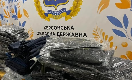 Херсонці в Ужгороді можуть безкоштовно отримати одяг для дітей шкільного віку