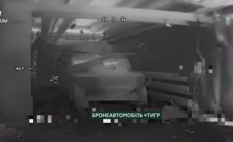 На окупованій Херсонщині прикордонники знищили ангар із танком Т-72 та артилерією росіян