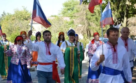 Кокошники і хороводи замість виборців: як у Вільному окупанти влаштували “російське народне свято”