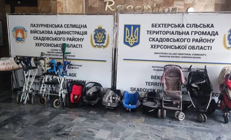 У Миколаєві херсонцям безкоштовно надають милиці, ходунки та дитячі візочки