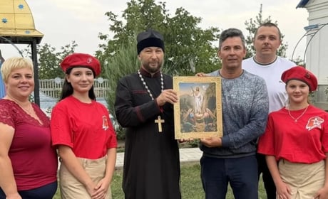 На ТОТ Херсонщини дітей залучають до релігійних ініціатив: учні з Рубанівки передали ікону до Росії