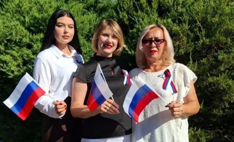 (ФОТО) Як окупанти та їх посіпаки святкували день прапора РФ на лівобережжі Херсонщини