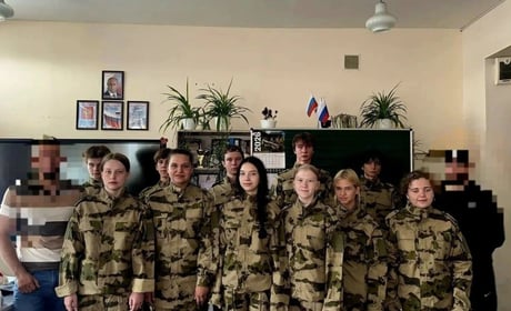 Росіяни мілітаризують освіту на ТОТ Херсонщини: у Скадовську кадетам вручили форму від Росгвардії