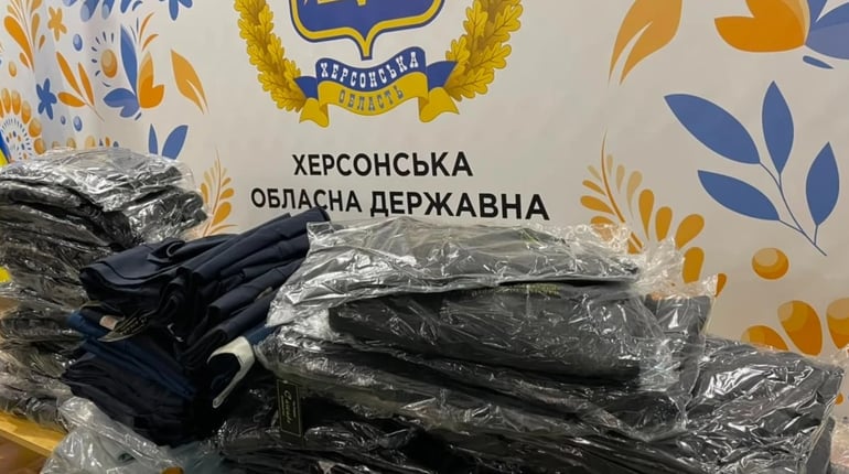 Херсонці в Ужгороді можуть безкоштовно отримати одяг для дітей шкільного віку