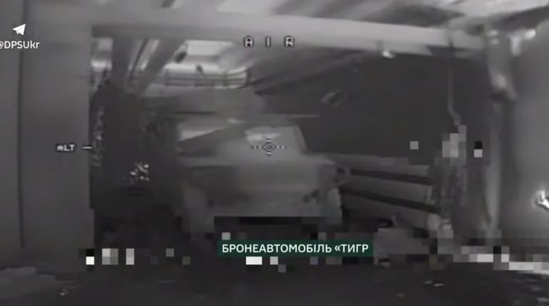 На окупованій Херсонщині прикордонники знищили ангар із танком Т-72 та артилерією росіян