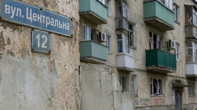 На ТОТ Херсонщини Сальдо знову вимагає замінити українські адресні таблички