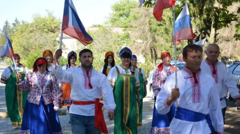 Кокошники і хороводи замість виборців: як у Вільному окупанти влаштували “російське народне свято”