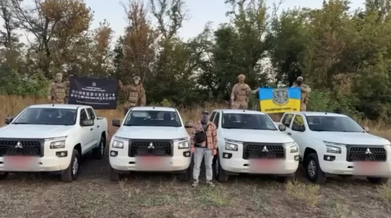 Громади Херсонщини передали розвідникам чотири позашляховики майже за 8 мільйонів гривень