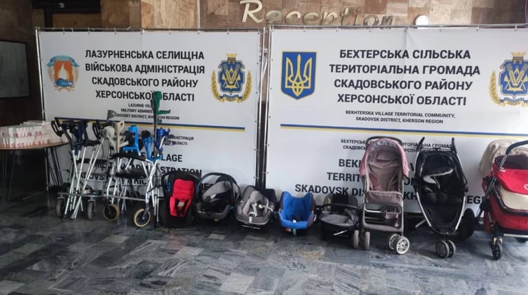 У Миколаєві херсонцям безкоштовно надають милиці, ходунки та дитячі візочки