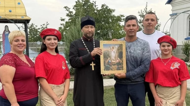 На ТОТ Херсонщини дітей залучають до релігійних ініціатив: учні з Рубанівки передали ікону до Росії