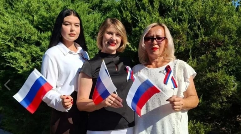 Триколори, концерти, велопробіги: як окупанти відзначили День прапора РФ на лівобережжі Херсонщини