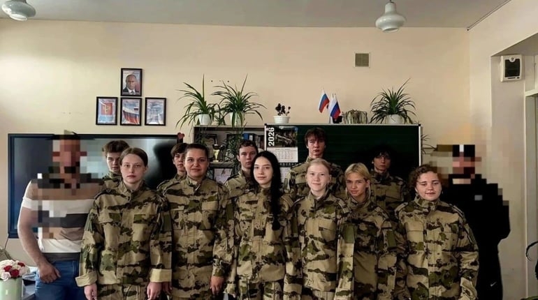 Росіяни мілітаризують освіту на ТОТ Херсонщини: у Скадовську кадетам вручили форму від Росгвардії