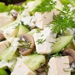 Ситний осінній салат із куркою, грибами та огірками