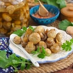 Солоні гриби з часником і кропом