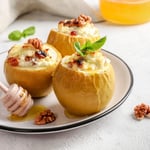 Яблука, запечені з сиром і медом