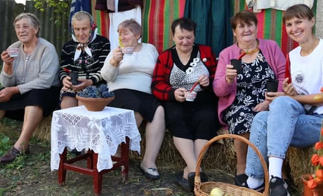 У Максаках зібрали 15 700 гривень для ЗСУ та презентували гру про менську говірку