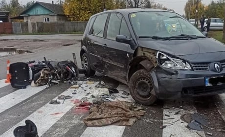 У Мені зіткнулися Renault і скутер: водія двоколісного госпіталізували у тяжкому стані