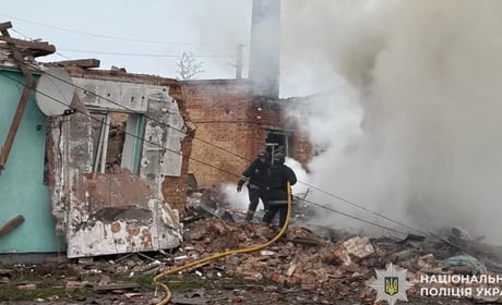 Ворожий дрон атакував село Менської громади: пошкоджені автівки та будинок