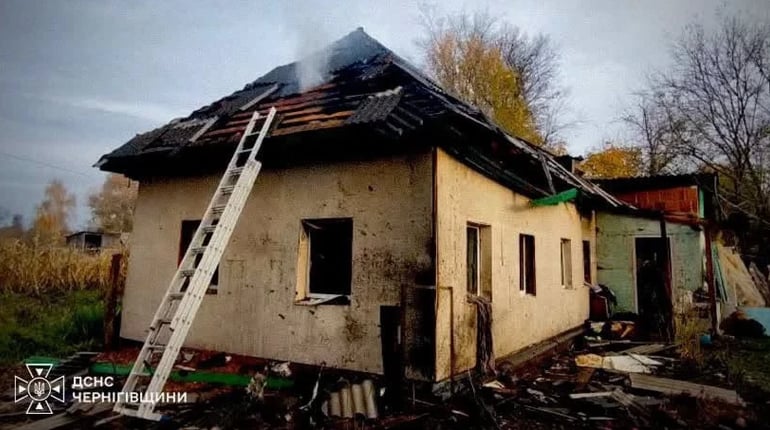Російський дрон влучив у будинок у Менській громаді: постраждали жінка та 12-річна дитина